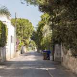 Per scovare ancora qualche segno della lama, decidiamo di far partire il nostro viaggio da via Martinez, antica e breve strada che si sviluppa alle spalle del Circolo tennis, tra Carbonara e Carrassi. Da corso Alcide de Gasperi giriamo cos� su strada Terzo Scambio che ci porta sulla via predetta